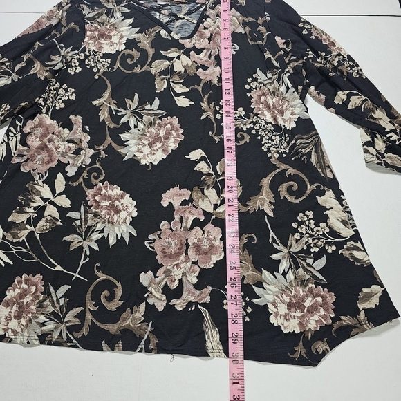 Avenue size 18/20 black with mauve floral half sleeve blouse. - Picture 5 of 8